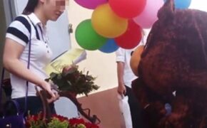 Xôn xao clip chàng trai mặc đồ gấu bông tỏ tình bị từ chối