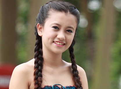 “Chị ong vàng” Thúy Quỳnh má lúm đáng yêu tuổi 16