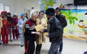 Trần Lập nhờ người thân dìu đi trong trời rét 6 độ đến tặng quà cho 10 bệnh nhi