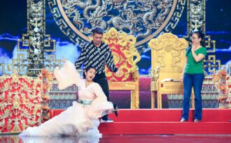 Trần Tiểu Vy ngã sõng soài trên sân khấu, rơi cả micro khi đóng Táo Quân