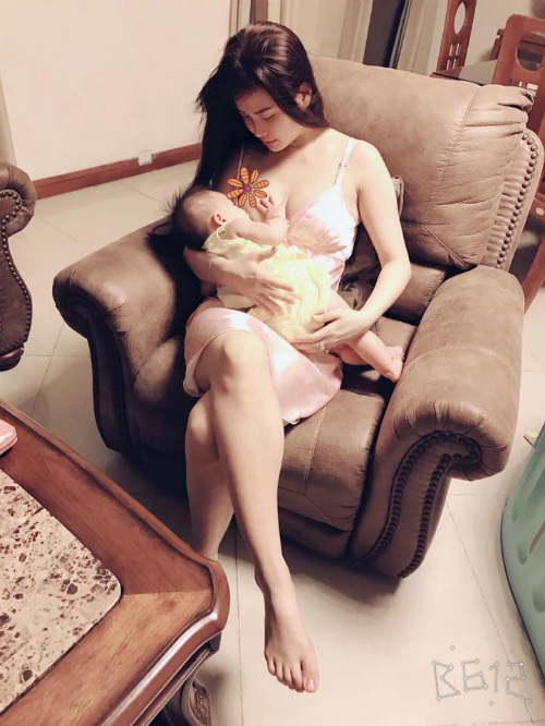 Diễm Trang táo bạo khi chia sẻ ảnh đang cho con bú cùng dòng trạng thái: Thế là được 6 tháng Juliababy ti sữa mẹ hoàn toàn, nhìn lại nhiều lúc mình còn không tin mình đủ kiên nhẫn làm được.