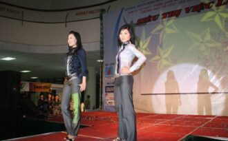 Sinh viên Ngoại thương HN duyên dáng với trang phục công sở