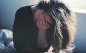 Bà bầu sinh viên: Người yêu đi như trốn chạy nợ nần