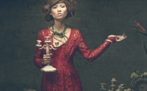 Thí sinh Next Top Model vượt qua sợ hãi để “đọ dáng” với rắn