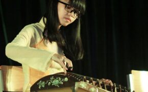 Nữ sinh trường Ams dùng đàn tranh thể hiện tình yêu quê hương