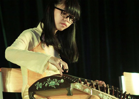 Nữ sinh trường Ams dùng đàn tranh thể hiện tình yêu quê hương