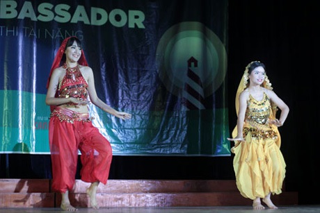 Lý Minh Hạnh và Đỗ Huệ Chi nóng bỏng trong điệu múa Ấn Độ