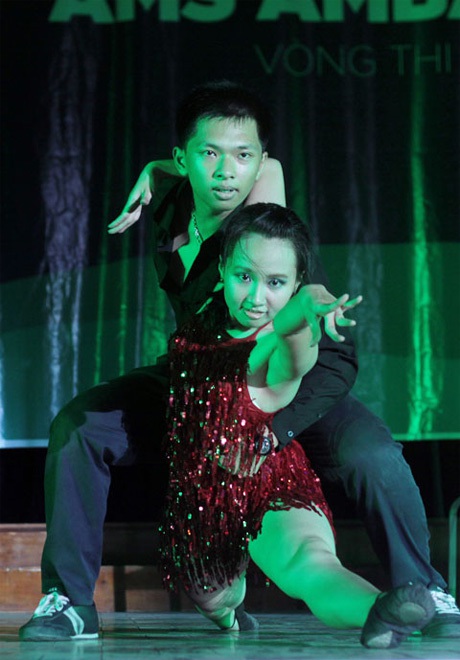Hạnh Chi – 11CE thể hiện tài năng khiêu vũ