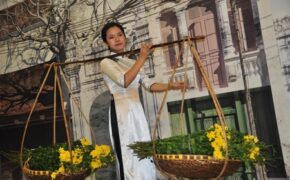 Tà áo dài bạn trẻ nơi góc phố 3D Hà Nội