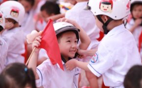 Trao tặng mũ bảo hiểm – Hoạt động tiêu biểu trong tháng cao điểm ATGT