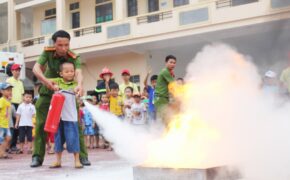 Xem các bé chiến đấu với “giặc lửa”