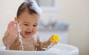 Sự thật về việc “trẻ thường xuyên dùng sữa tắm sẽ dậy thì sớm”