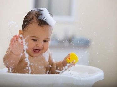 Sự thật về việc “trẻ thường xuyên dùng sữa tắm sẽ dậy thì sớm”