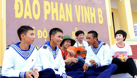 Các chiến sỹ trên đảo Phan Vinh B phiêu với đàn ghi ta