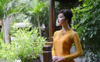 Hoa hậu Triệu Thị Hà duyên dáng với áo dài