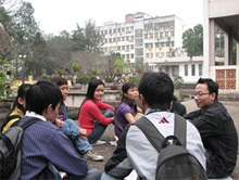 Người trẻ nói gì về việc lộ ảnh “nóng”?