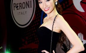 Trúc Diễm rạng rỡ trong phong cách “đỏ đen”