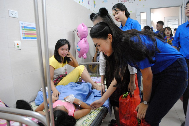  Trong buổi chiều 30/9, người mẫu nhí Bảo Hân và các hoa hậu Việt đã thăm hỏi và gửi tặng hàng trăm suất quà đến các em nhỏ 