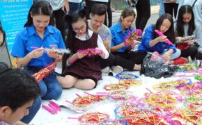 Người mẫu nhí cùng các hoa hậu làm quà Trung thu tặng các bệnh nhi