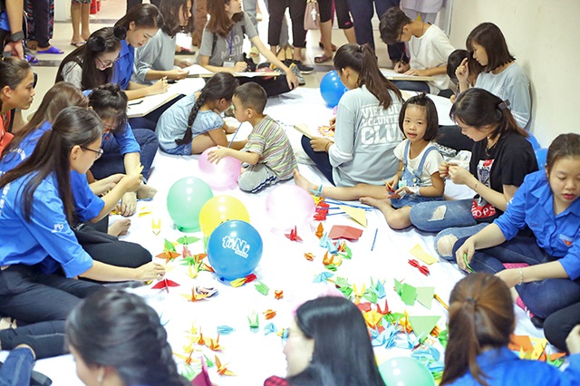  Chương trình có sự tham gia của các Đoàn viên thanh niên và CLB tình nguyện của trường THPT Việt Đức. 