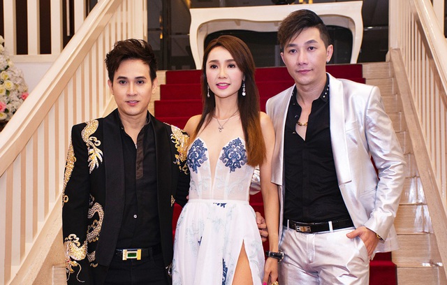 Helen cũng hội ngộ với nhiều bạn bè trong giới showbiz trong lần trở về lần này. Cô chụp ảnh kỷ niệm cùng Nguyên Vũ và người mẫu Nam Phong.