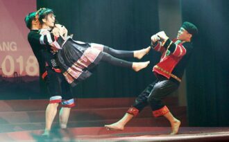 Nữ sinh trường Dược hóa sơn nữ múa võ như phim hành động