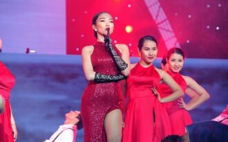 Vẻ đẹp “hút hồn” của Tóc Tiên trên sân khấu