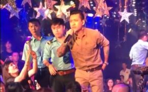 Tuấn Hưng tức giận khi bị khán giả ném ly lên sân khấu