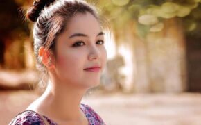 Cô gái xinh đẹp tư vấn tặng quà cho “một nửa” yêu thương