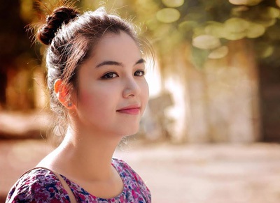 Cô gái xinh đẹp tư vấn tặng quà cho “một nửa” yêu thương