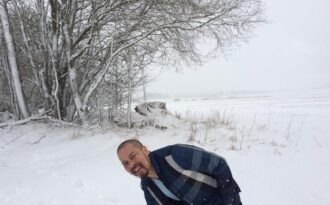 Nhà thiết kế Đức Hùng “nghịch” tuyết tại trời Tây