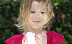 Cảm động tuyết giữa mùa Hè giúp bé ung thư mãn nguyện