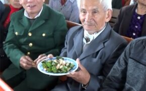 Clip: Rưng rưng nước mắt khi được cả làng mừng sống thọ