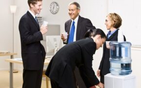 Tại sao việc uống đủ nước tại nơi làm việc là điều cực kỳ quan trọng?