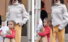 Victoria Beckham sành điệu đưa con ra phố