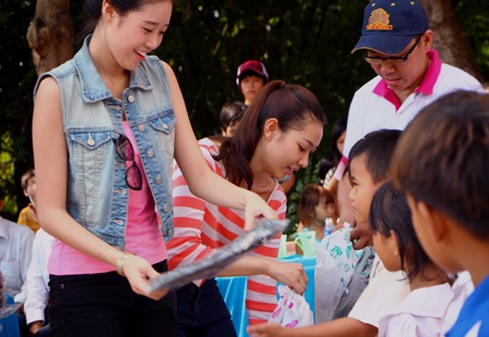 Khánh Vân tươi rói bên các em nhỏ.