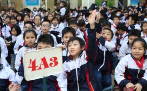 Trao học bổng gây quỹ từ việc thu gom dụng cụ học tập cũ và rác thải nhựa tái chế