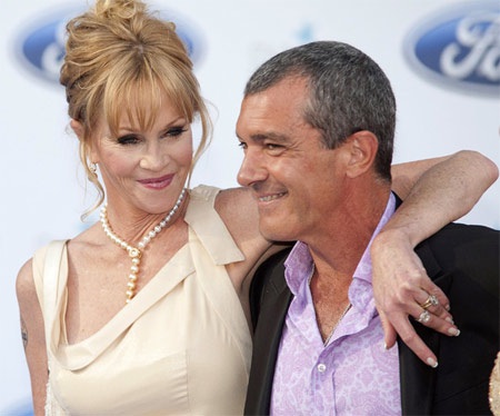 Melanie Griffith, 57 tuổi cũng yêu cầu chồng chu cấp cho cô và con gái Stella năm nay 18 tuổi.