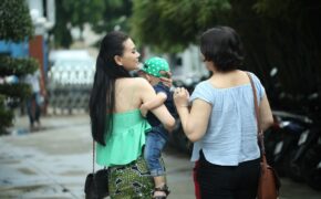 Thu Thủy bế con đi sự kiện nhưng giấu mặt quý tử