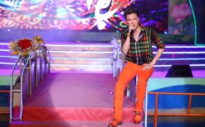 Đàm Vĩnh Hưng đi chân không, “quậy” trên sân khấu