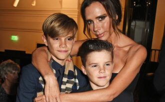 Victoria Beckham tự hào đưa hai con trai cưng dự tiệc