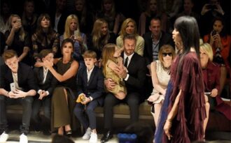 Gia đình Beckham hút hồn thợ săn ảnh