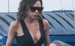 Victoria Beckham mặc váy cổ trễ đi ăn tối