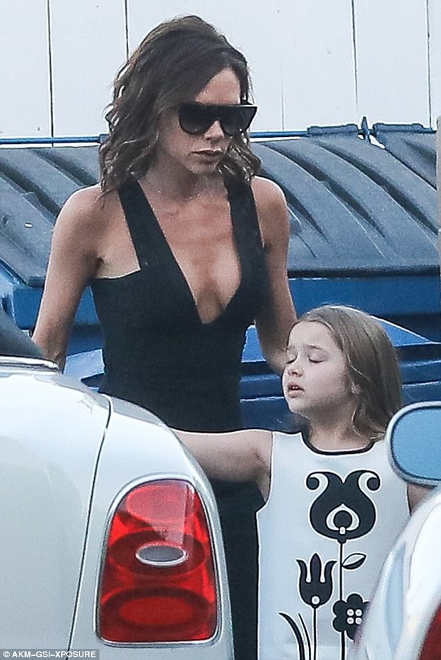  Victoria Beckham đang rất hạnh phúc khi BST thời trang đầu tiên cô thiết kế cho siêu thị Target bán cực chạy tại Mỹ 