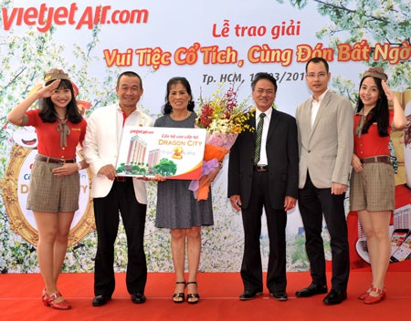 Bất ngờ vì đi máy bay trúng thưởng nhà 2 tỷ đồng