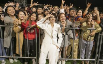 Khán giả quốc tế khóc, suýt xô đổ hàng rào khi xem Vũ Cát Tường trình diễn