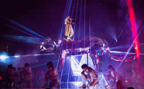 Ca sĩ Vũ Cát Tường gặp sự cố ngã từ sân khấu cao xuống đất