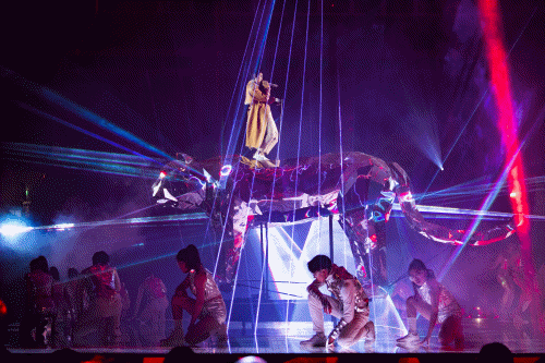 Ca sĩ Vũ Cát Tường gặp sự cố ngã từ sân khấu cao xuống đất