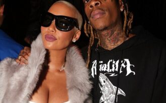 Vũ nữ thoát y mặc gợi cảm tái ngộ chồng cũ