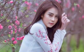 Hoa khôi ĐH Nội vụ rạng rỡ sắc xuân bên vườn đào